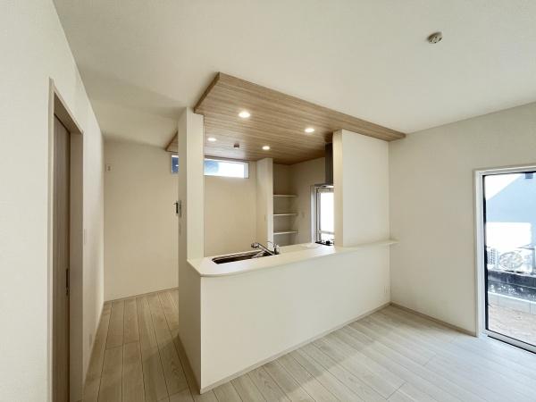 愛知郡東郷町白鳥3丁目1号棟(キッチン)