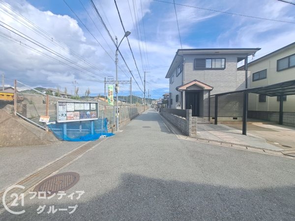 姫路市飾磨区阿成中垣内の中古一戸建て(前面道路含む現地写真)