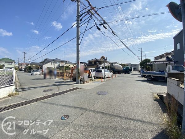 加古川市平岡町土山 新築一戸建て 第114号棟(前面道路含む現地写真)