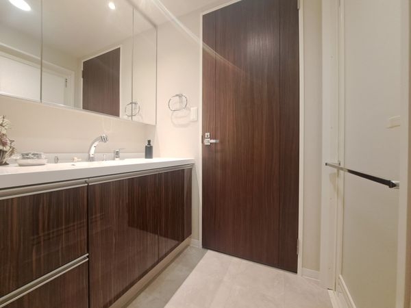 メガシティタワーズ ザ・イースト 中古マンション(洗面台・洗面所)