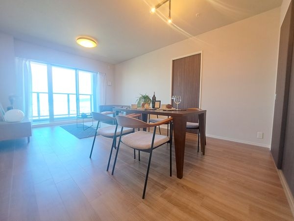 メガシティタワーズ ザ・イースト 中古マンション(リビング)