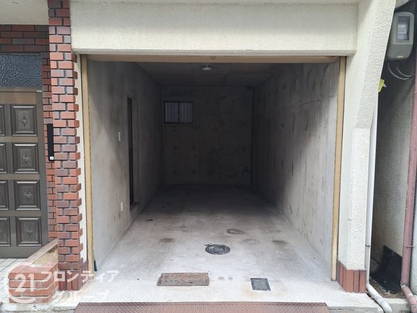 大阪市平野区瓜破4丁目の中古一戸建て(駐車場)