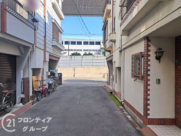 大阪市平野区瓜破4丁目の中古一戸建て(前面道路含む現地写真)