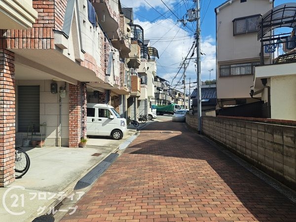 大阪市平野区加美鞍作1丁目の中古一戸建て(前面道路含む現地写真)