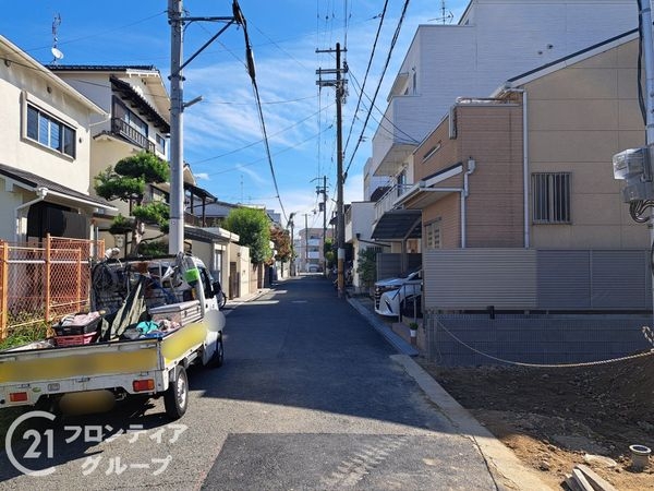 東大阪市菱屋西1丁目 新築一戸建て 1号棟(前面道路含む現地写真)