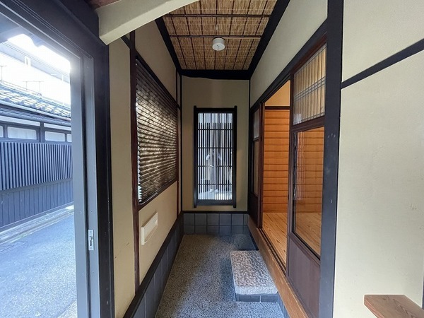 京都市中京区壬生松原町の中古一戸建て(玄関)