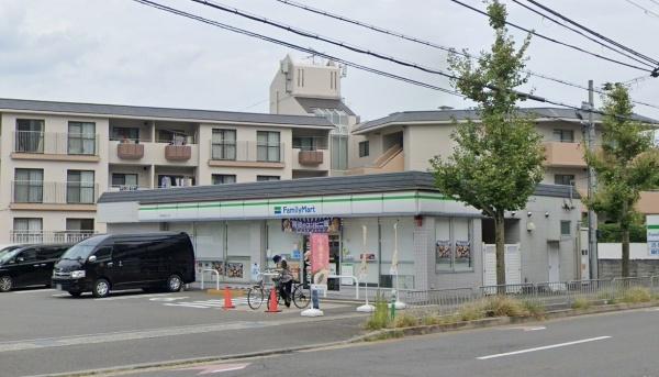 グランドムール嵯峨広沢(ファミリーマート京都嵯峨広沢店)