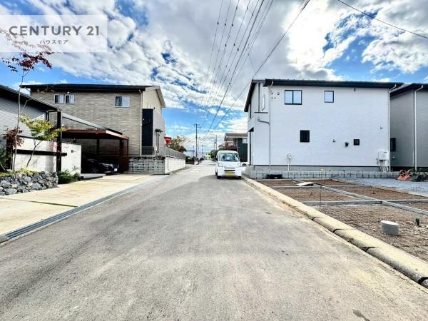 牛久市栄町5丁目 1号棟 新築戸建(前面道路含む現地写真)