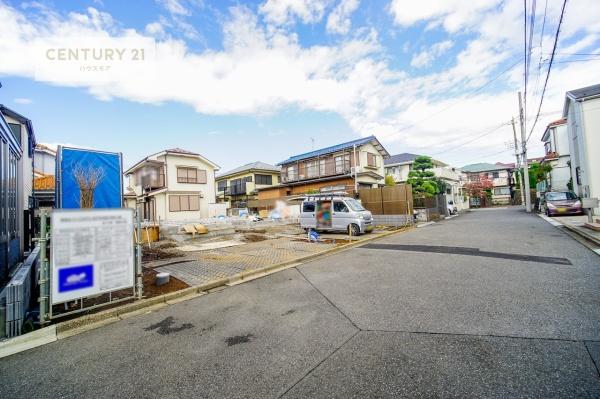 松戸市常盤平柳町 A号棟 新築戸建(前面道路含む現地写真)
