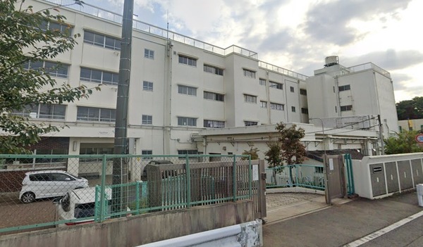 宮向団地　四街区六号棟(横浜市立羽沢小学校)