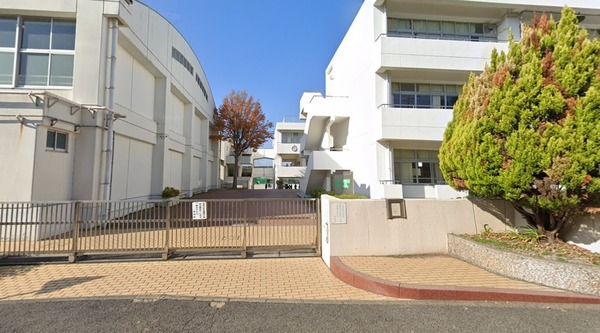 横浜市港南区野庭町の中古一戸建て(横浜市立東永谷中学校)