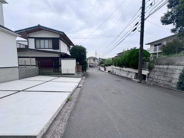 横浜市栄区庄戸5丁目の新築一戸建(前面道路含む現地写真)