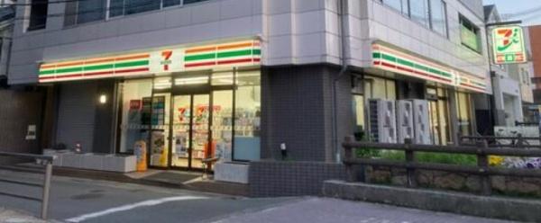 イニシア茨木プレシアスコート　３階(セブンイレブン茨木宮元町店)