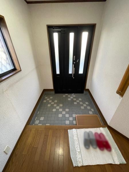守山市水保町の中古一戸建て(玄関)