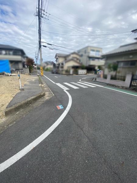 草津市西矢倉3丁目の新築一戸建(前面道路含む現地写真)