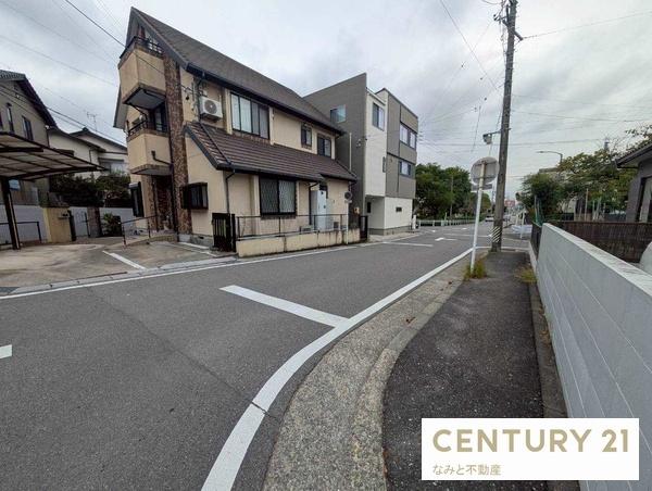 岡崎市鴨田南町の中古一戸建て(前面道路含む現地写真)