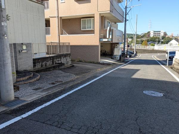 みよし市三好丘2丁目の中古一戸建て(前面道路含む現地写真)