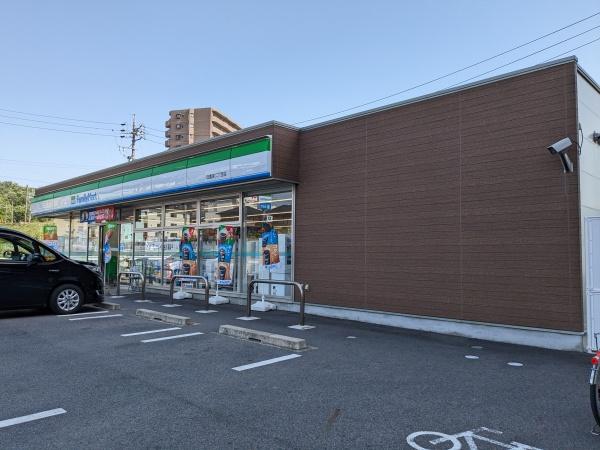 ロイヤルコンフォート日進(ファミリーマート日進栄二丁目店)