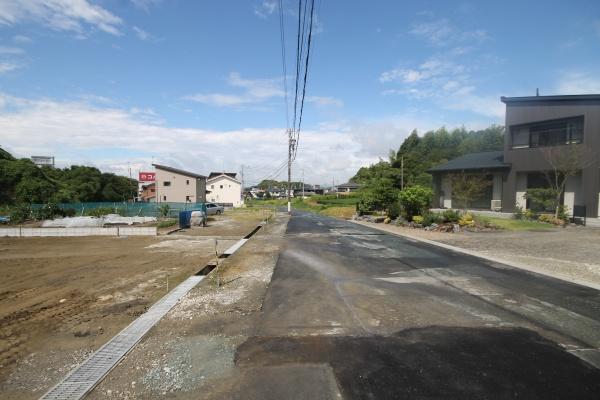 掛川市杉谷2丁目の新築一戸建(前面道路含む現地写真)