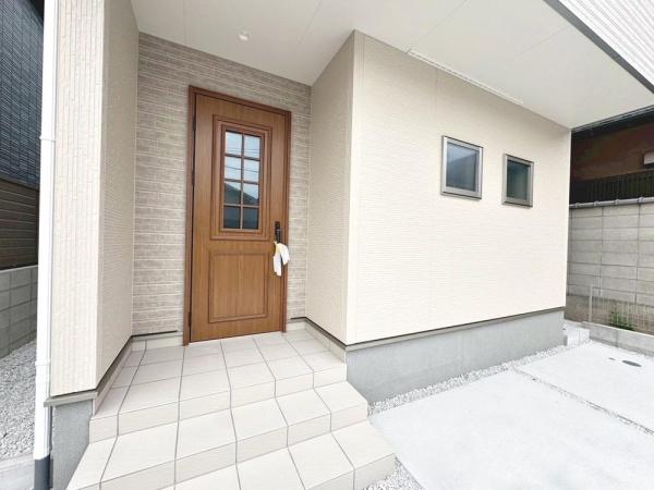 堺市西区浜寺昭和町3丁の新築一戸建(玄関)