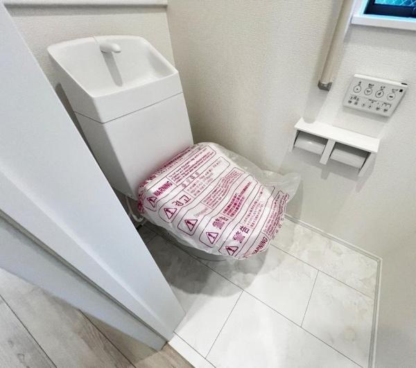 高石市羽衣5丁目の新築一戸建(トイレ)