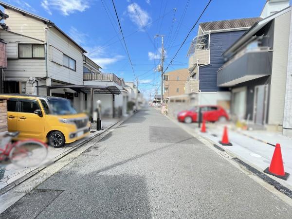 堺市堺区神保通の中古一戸建て(前面道路含む現地写真)