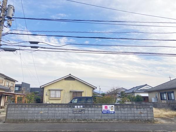 街中の土地で近くにお店も多く便利な土地です。