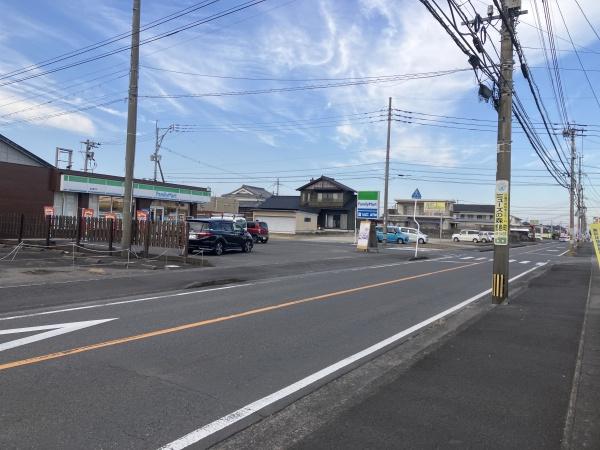 街中の土地で近くにお店も多く便利な土地です。