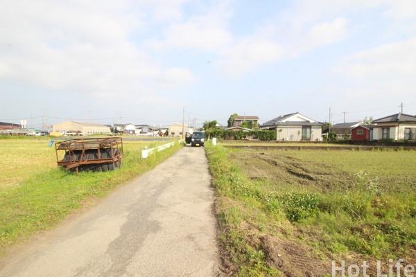 神之山のまとまった広さの土地です。資材置き場等に最適です。