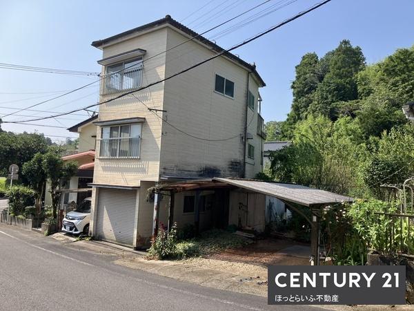 鉄骨造3階建ての珍しい住宅です