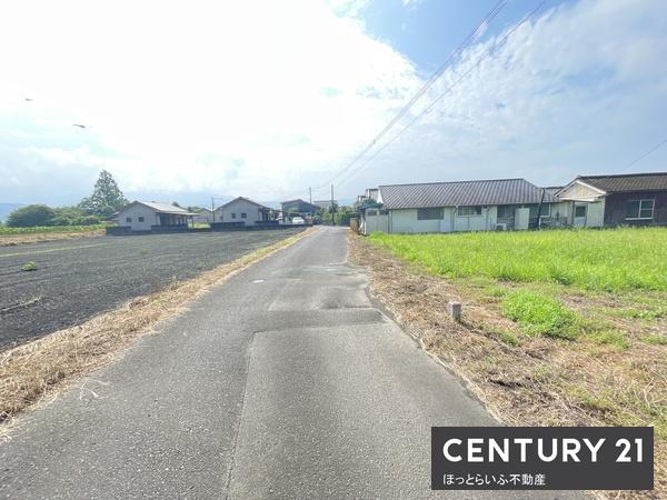 近くには雑木林や畑が広がり、長閑な環境です