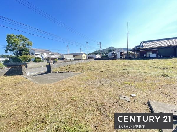 まとまった広さの敷地に物置や事務所に使えそうな建物付き
