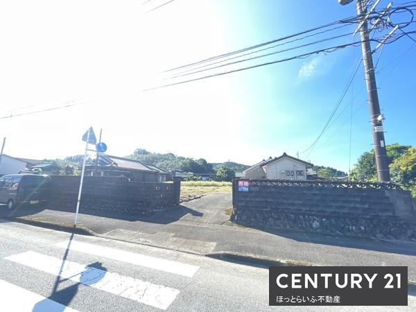 まとまった広さの敷地に物置や事務所に使えそうな建物付き