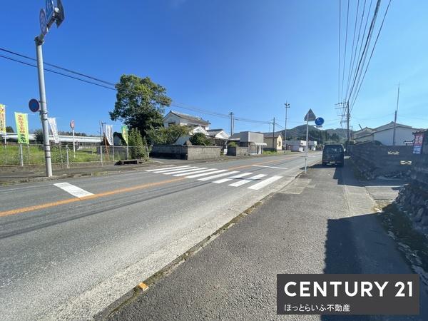 まとまった広さの敷地に物置や事務所に使えそうな建物付き