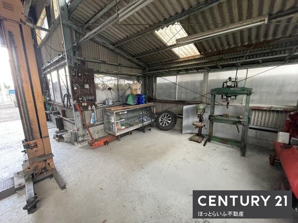 自動車整備工場跡地の売り物件です