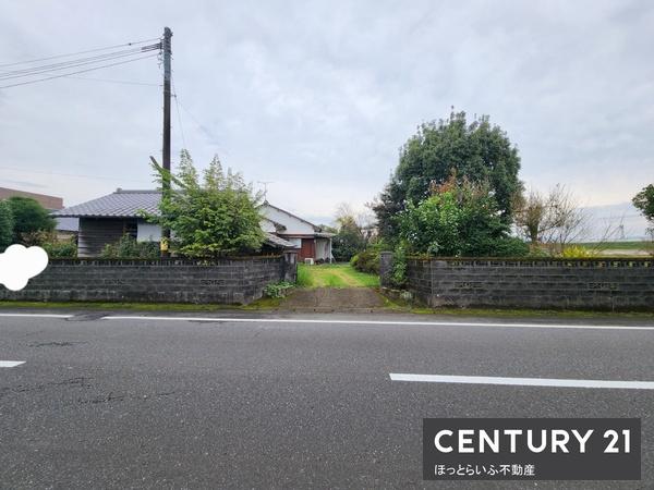 西向きの公道に接道、幅員9.1mの広々空間