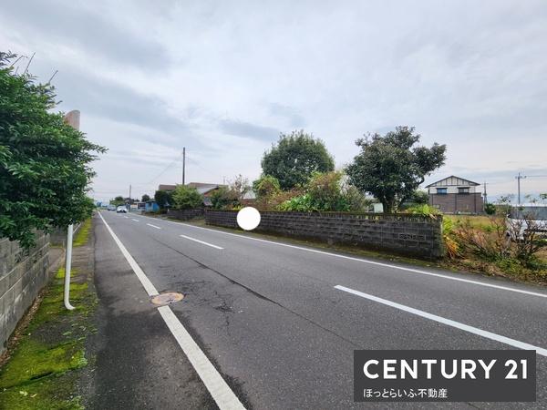 西向きの公道に接道、幅員9.1mの広々空間