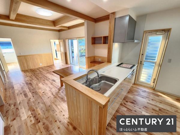 インター近くにある木材香る新築住宅