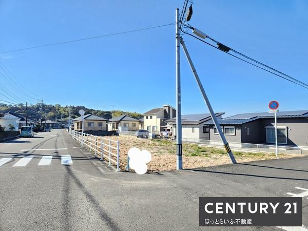 静かな住環境の中で平坦な土地が魅力的です