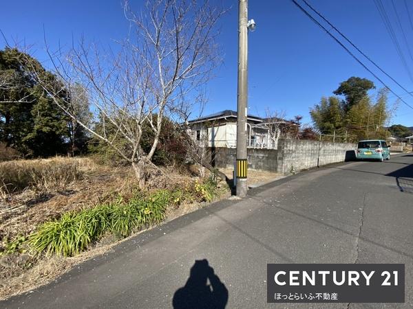 南向きの公道に面した平坦地です