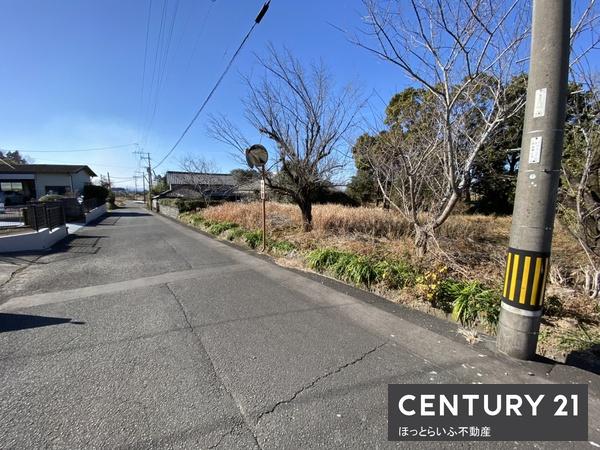 南向きの公道に面した平坦地です