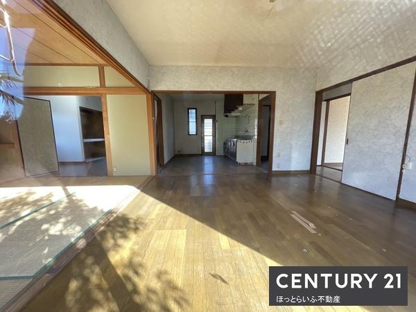 こちらの中古戸建は広々とした間取りが特徴です
