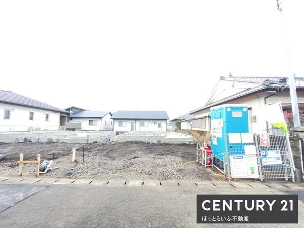 周辺にはのんびりとした住宅街が広がっています