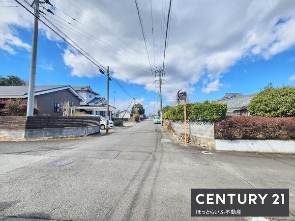 間取りは広々とした9DK、2階建ての中古戸建て物件です