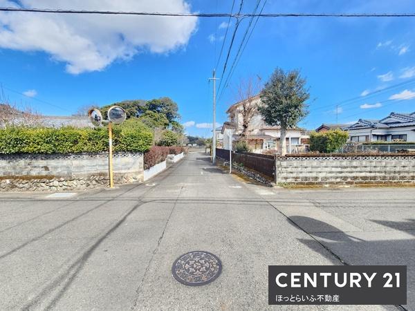 間取りは広々とした9DK、2階建ての中古戸建て物件です
