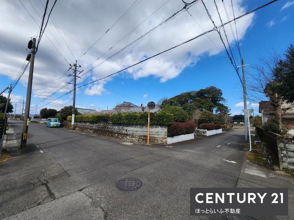 間取りは広々とした9DK、2階建ての中古戸建て物件です