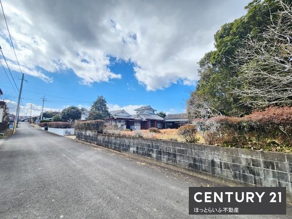 間取りは広々とした9DK、2階建ての中古戸建て物件です