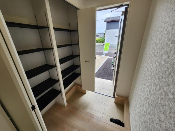 静かな住宅地に水周りをキッチン横に配置した新築住宅です