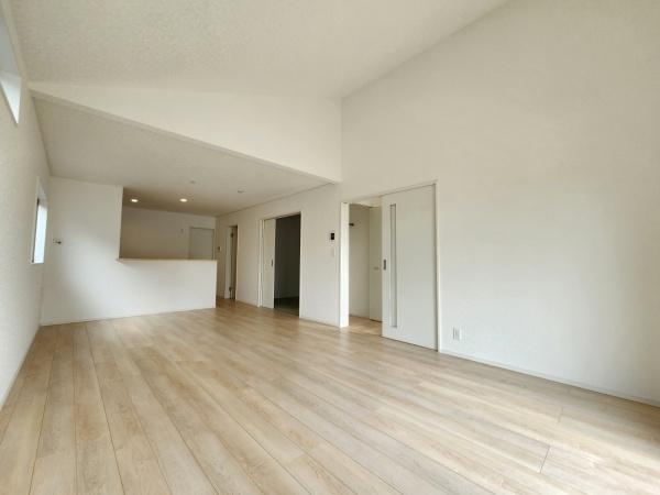 静かな住宅地に水周りをキッチン横に配置した新築住宅です