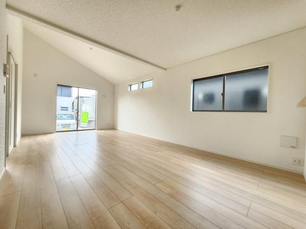 静かな住宅地に水周りをキッチン横に配置した新築住宅です